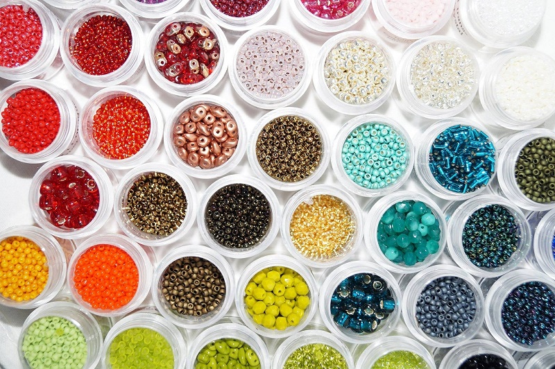 Pots de contenant des perles colorées