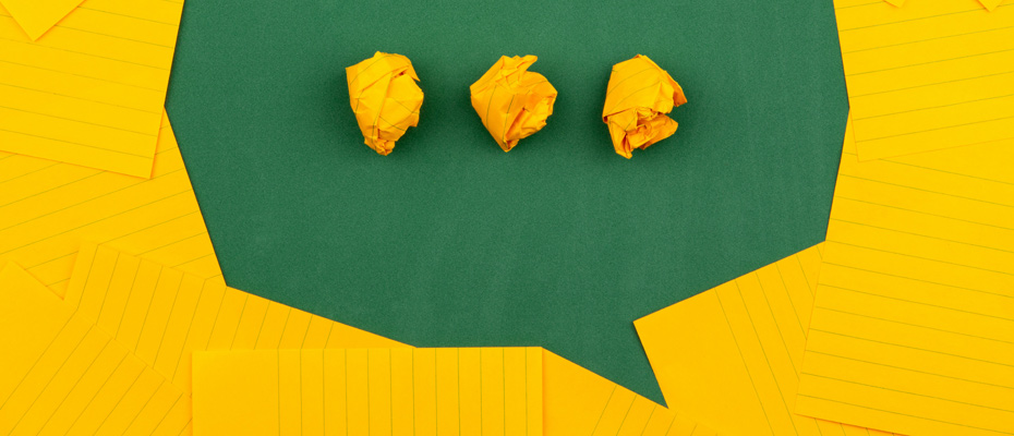 Une bulle verte avec trois petits points sur un fond jaune. Le tout réalisé avec des feuilles de papier (textures différentes, boule de papier pour les points de suspension...)