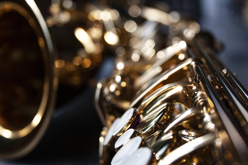 gros plan sur un saxophone
