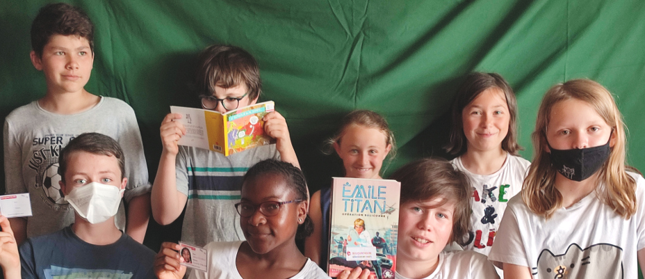 Groupe d'enfants tenant des livres