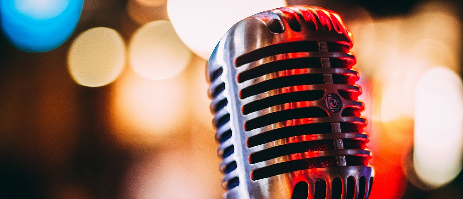 Gros plan sur un microphone couleur nickel avec des cercles de lumières tout autour