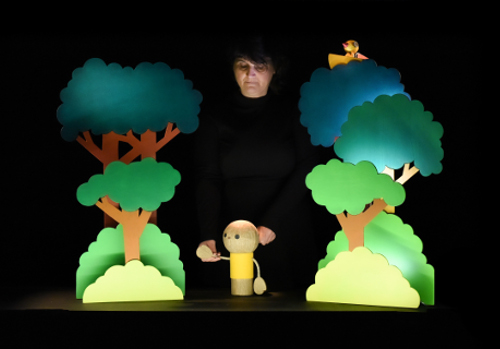 Décor d'arbre avec marionnettiste 