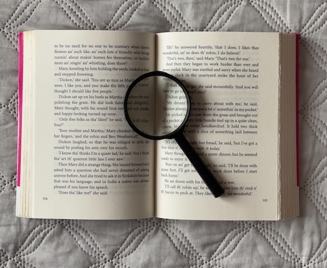 loupe agrandissante posée sur un livre