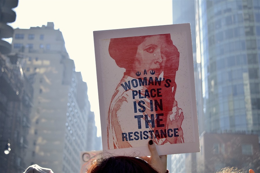 femme tenant une pancarte à l'éfigie de princesse Leia dans une manifestation