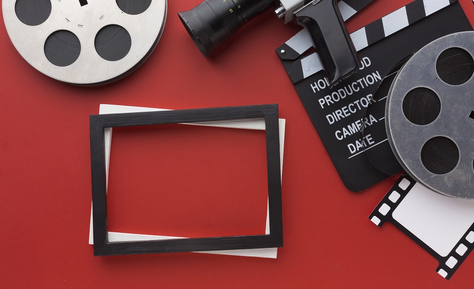 accessoires de cinéma clap sur fond rouge 
