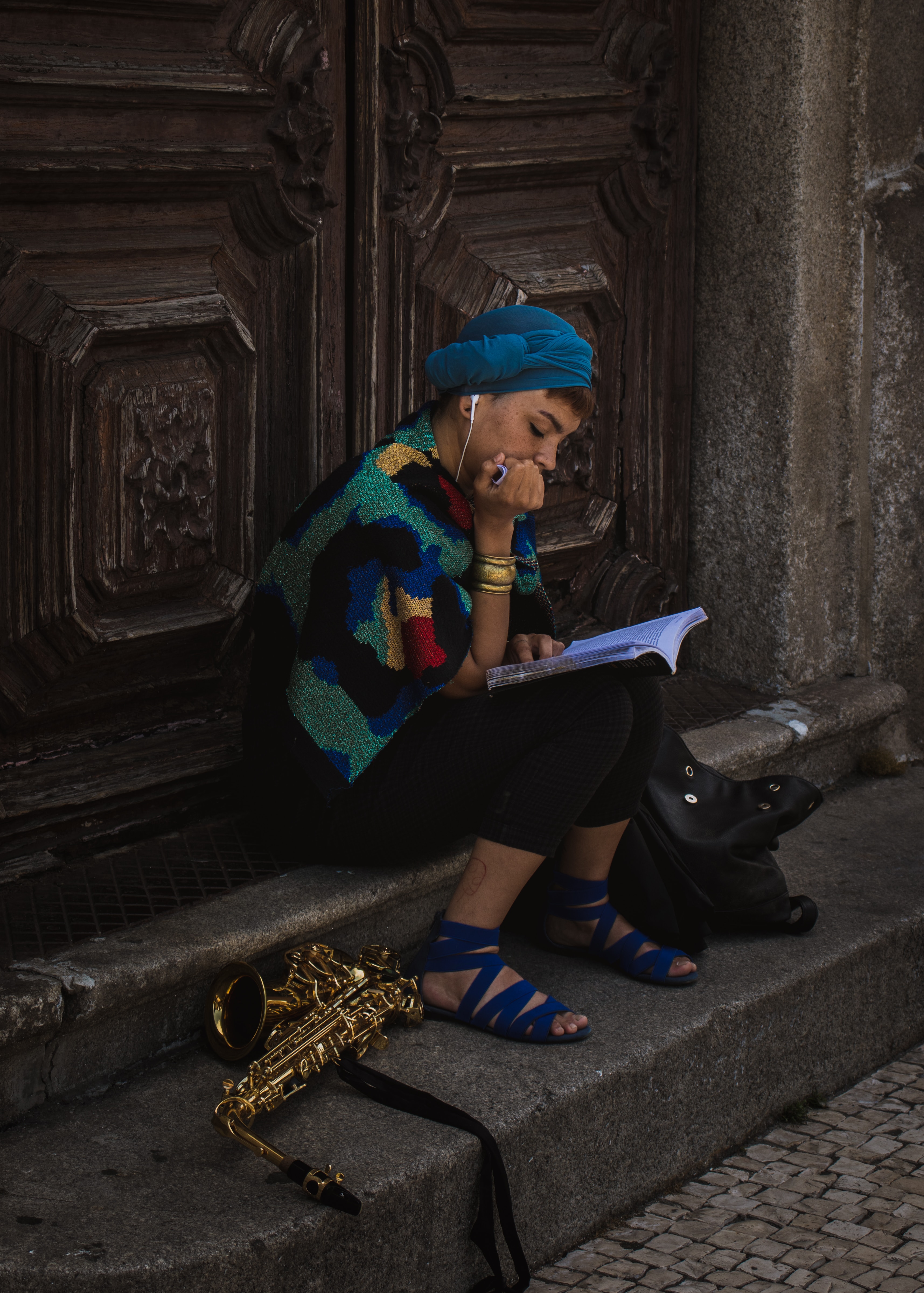 femme saxophoniste assise lit un livre
