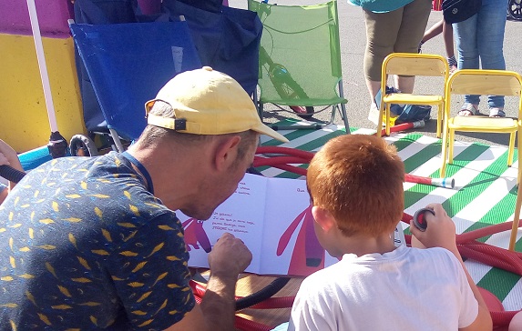 Un homme et un enfant lisant un livre ensemble