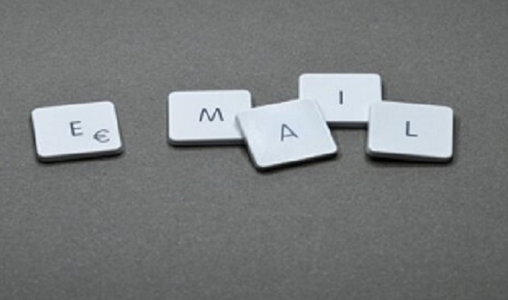 4 lettres de Scrabble qui forment le mot "mail" sur un fonds gris
