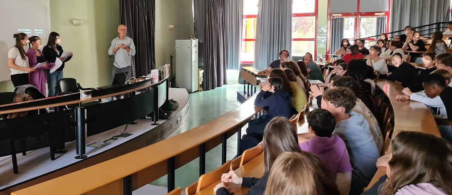 élèves lors de l'annonce du lauréat du prix Tapage 