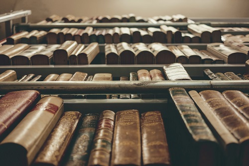 livres rangés dans une étagère 