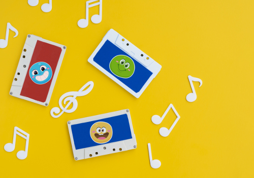 Dessins de visages souriant sur des cassettes