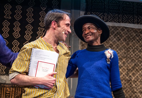 Le comédien Thomas Poitevin et l'auteur Kossi Efoui souriant 