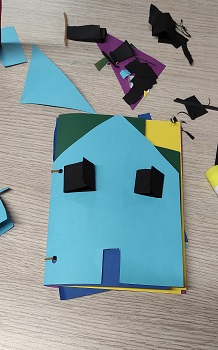 Photographie d'un livre représentant une maison